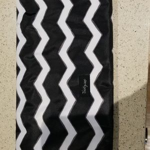 Thirty One black/white zig zag velcro closure 2 pockets envelope bag EUC